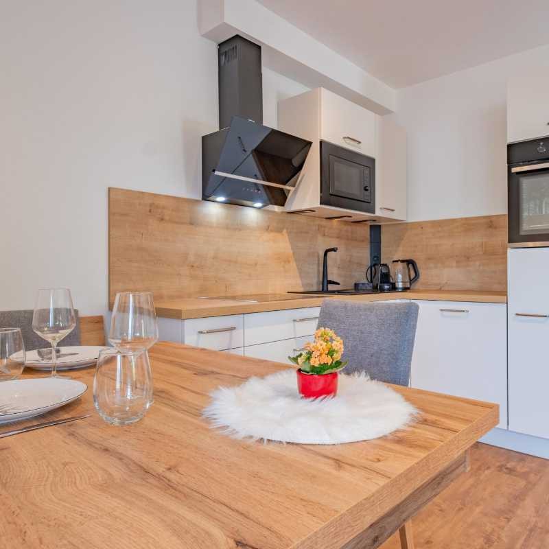 Moderne keuken met hoogwaardige apparatuur en stijlvolle eettafel in de vakantiewoning Hoferlitzlhubgut in Mittersill.