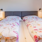 Gezellige slaapkamer met tweepersoonsbed in de vakantiewoning Hoferlitzlhubgut in Mittersill. thumbnail