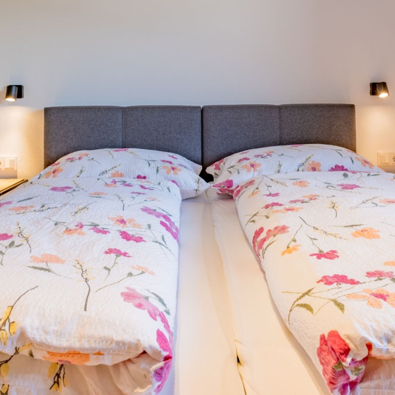 Gezellige slaapkamer met tweepersoonsbed in de vakantiewoning Hoferlitzlhubgut in Mittersill.
