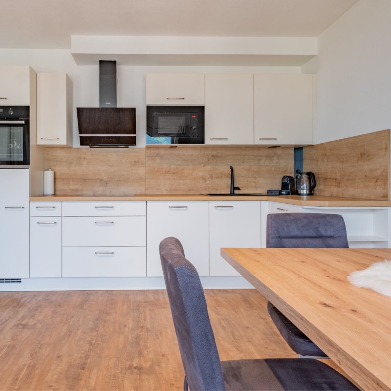Die moderne Küche mit dem stilvollen Küchentisch in der Ferienwohnung Hoferlitzlhubgut in Mittersill ist ideal für gemütliche Mahlzeiten geeignet.