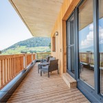 Balkon mit gemütlicher Sitzgelegenheit und atemberaubendem Blick ins Salzachtal von der Ferienwohnung Hoferlitzlhubgut in Mittersill. thumbnail