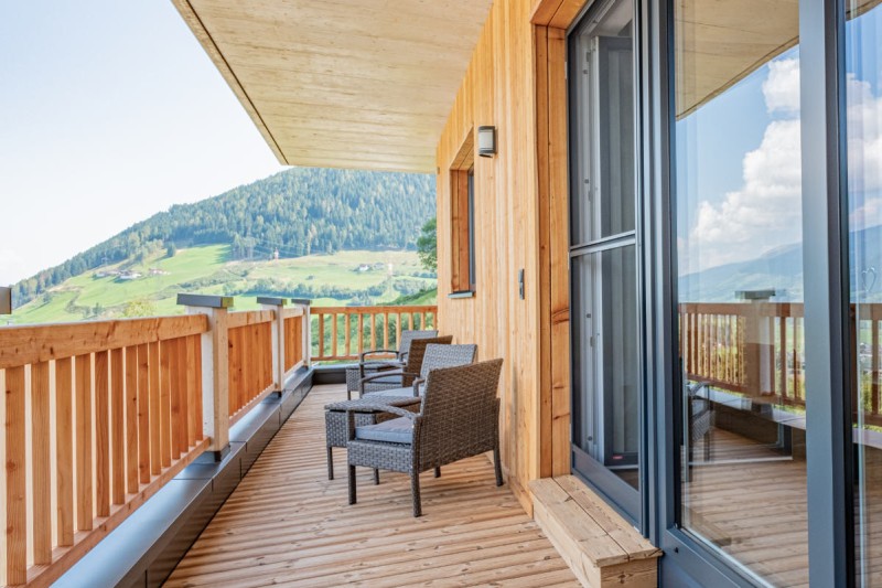 Balkon met gezellig zitje en adembenemend uitzicht op het Salzachdal vanuit de vakantiewoning Hoferlitzlhubgut in Mittersill.