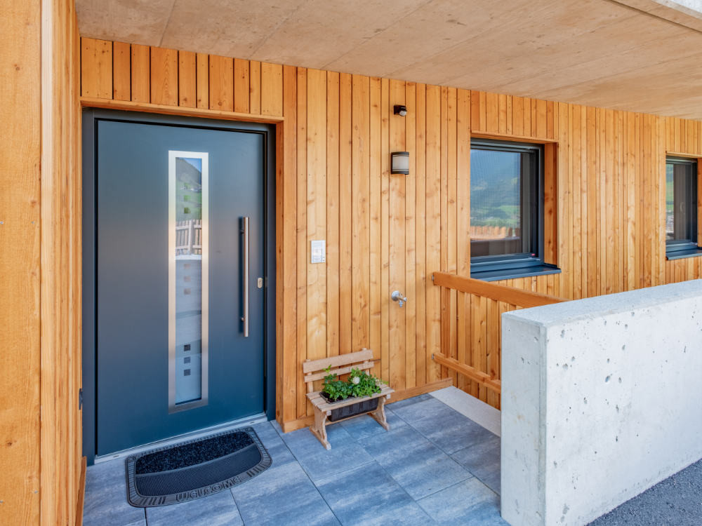Elegant design en een uitnodigende sfeer door de moderne toegangsdeur van de vakantiewoning Hoferlitzlhubgut in Mittersill.