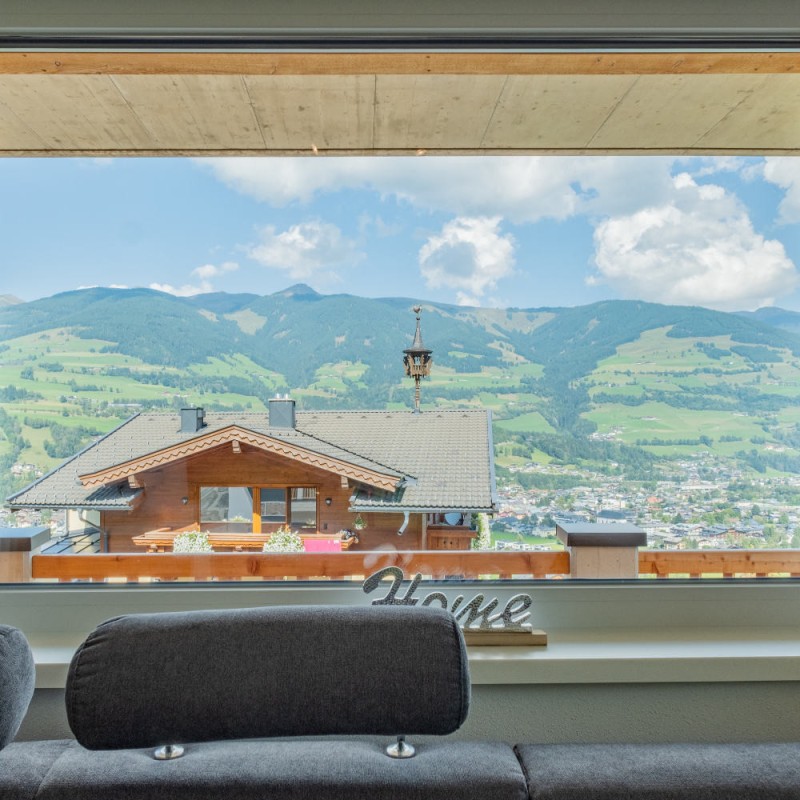 Uitzicht vanuit het raam van de vakantiewoning Hoferlitzlhubgut met uitzicht op de indrukwekkende Kitzbüheler Alpen.