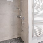 Moderne douche in de vakantiewoning Hoferlitzlhubgut in Mittersill. Stijlvolle inrichting van hoge kwaliteit. thumbnail