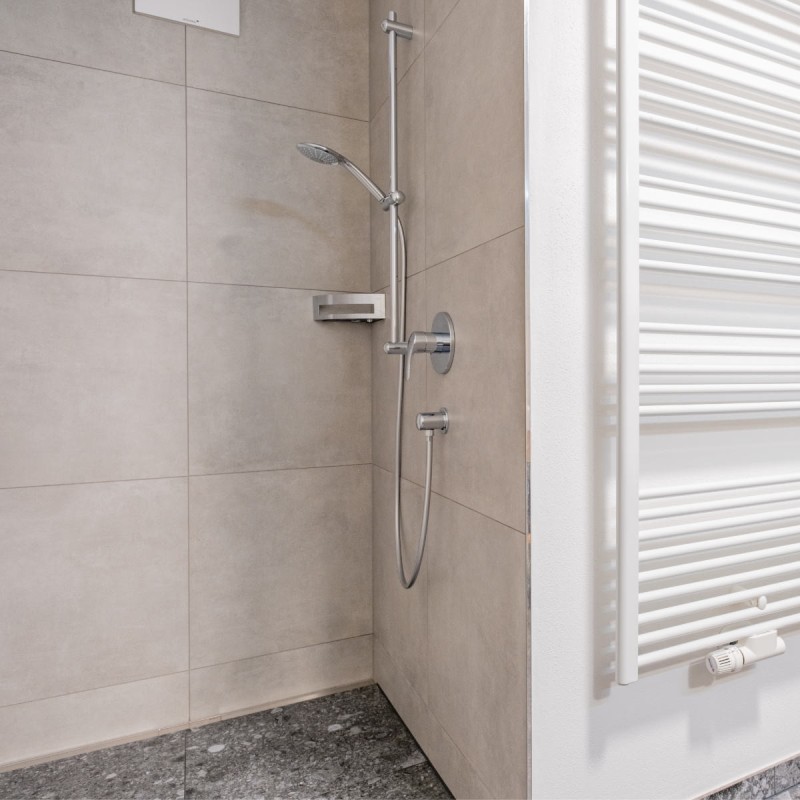 Moderne douche in de vakantiewoning Hoferlitzlhubgut in Mittersill. Stijlvolle inrichting van hoge kwaliteit.