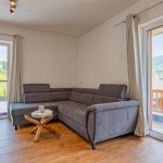 Gezellige zithoek met glazen tafel in de vakantiewoning Hoferlitzlhubgut in Mittersill, uitnodigend en stijlvol ingericht. thumbnail