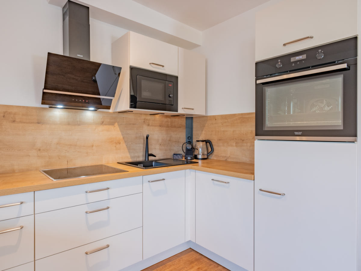 Stylish, modern kitchen in the Hoferlitzlhubgut vacation apartment in Mittersill, with high-quality appliances and an inviting ambience.