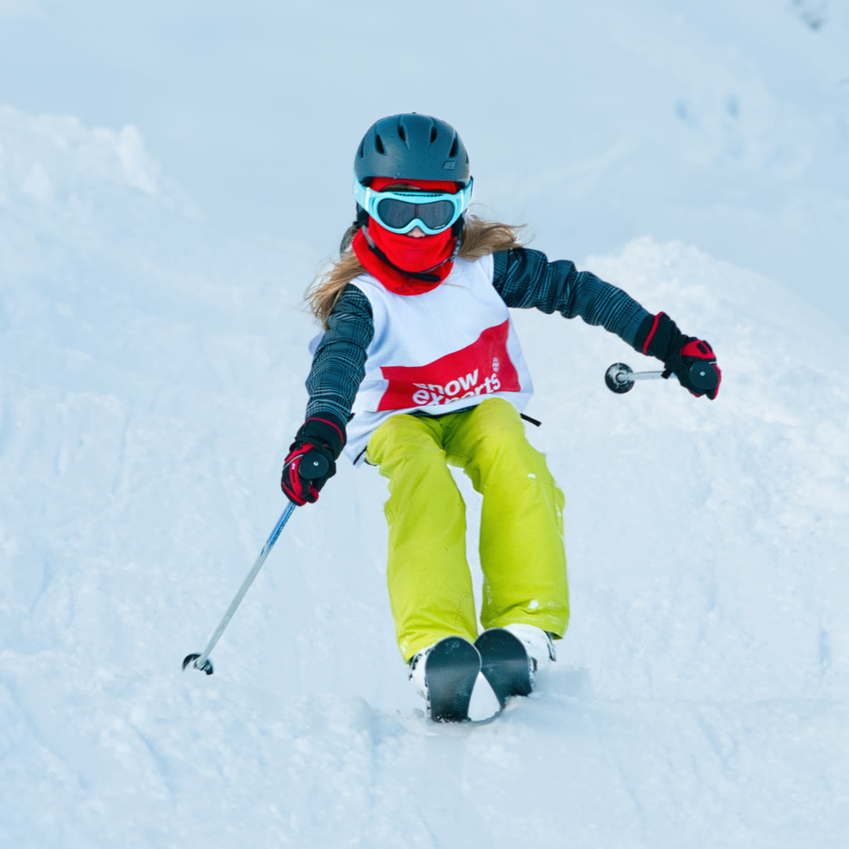 Experienced ski student from Snow Experts skiing dynamically off-piste, impressive shot in the KitzSki ski area.