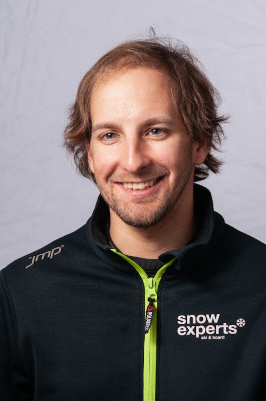 Christoph Waldegger, state-certified snowboard instructor, snowboard guide and trainer at the SBSSV, on a professional portrait photo.
