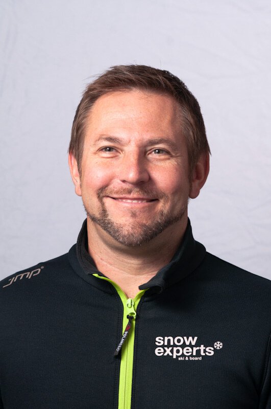 Manuel Briendl, eigenaar van Snow Experts, staatsgediplomeerd skileraar en -gids en D-trainer, op een professionele portretfoto.
